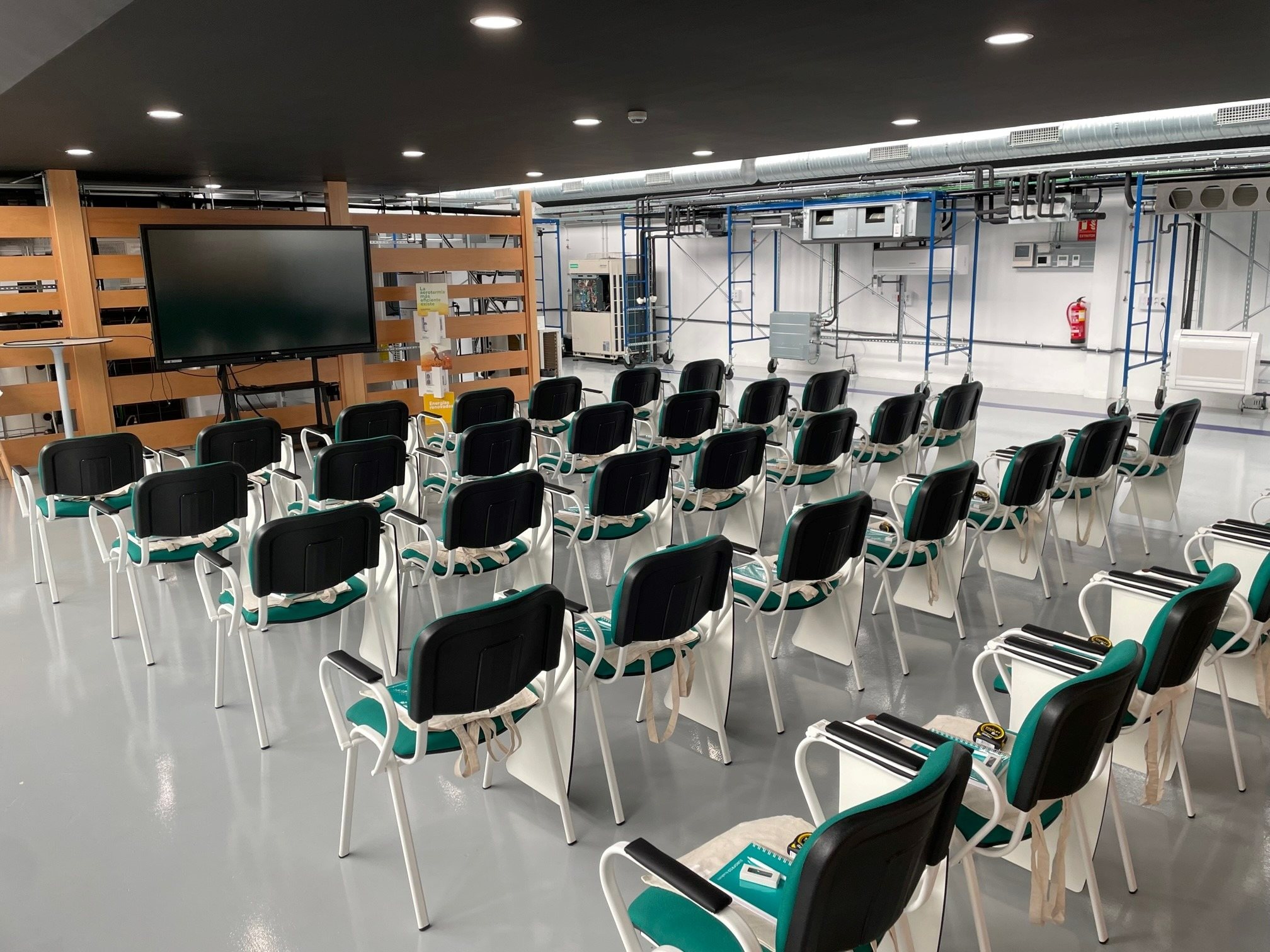 Sala de formación Eurofred Sevilla.jpg